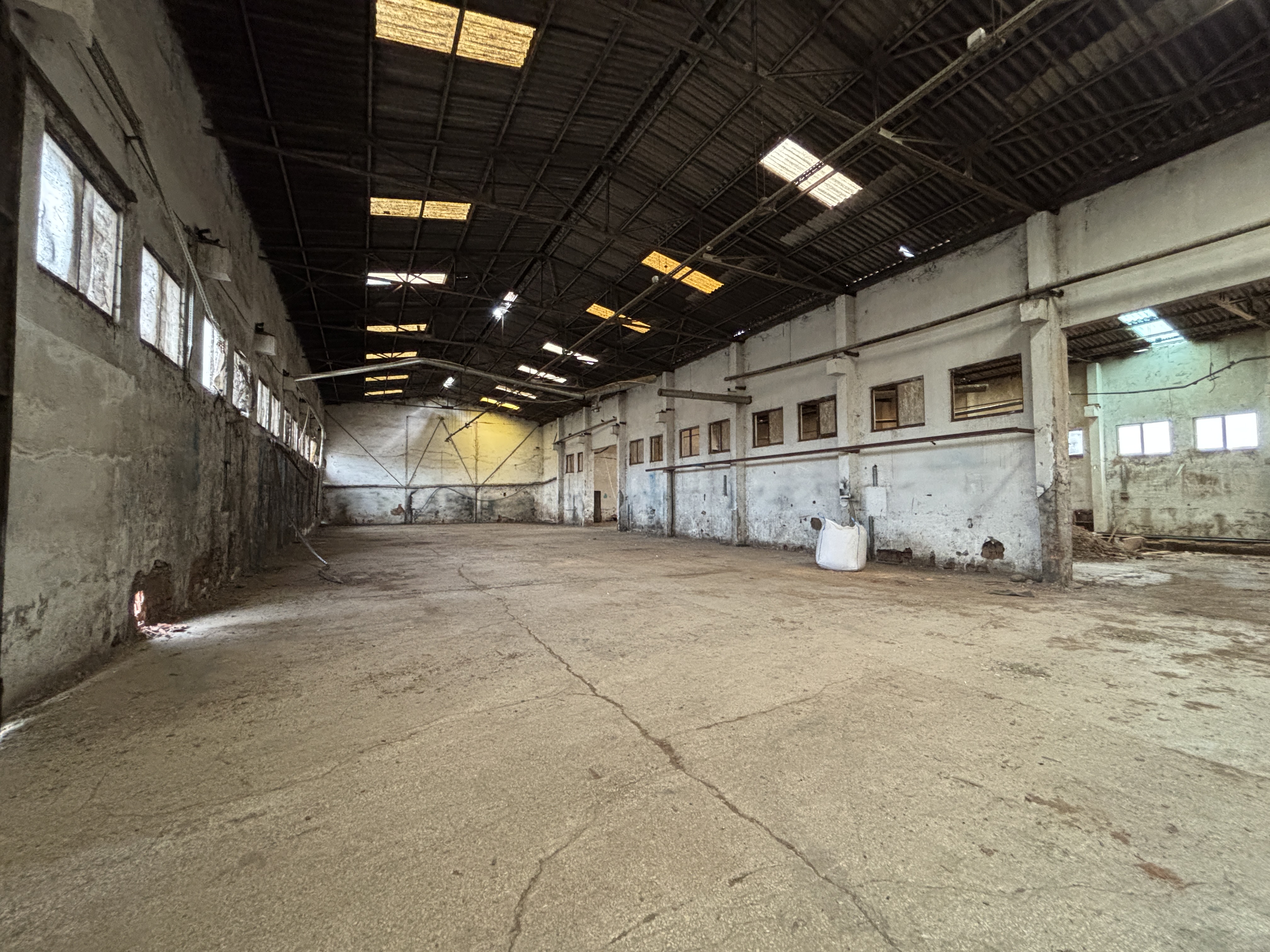 Hangar içinden metal taşıyıcılı beşik çatı
